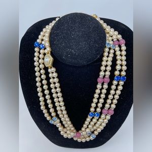 Faux pearls beaded necklace with crystal.